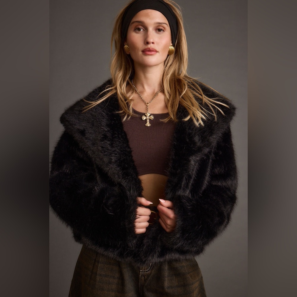 12th tribe - Brielle Black Faux Fur Cropped Jacket